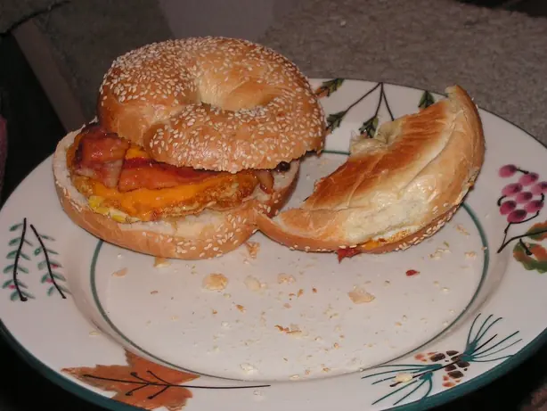 Foto von Klassisches Eiersalat-Sandwich – fertig angerichtet