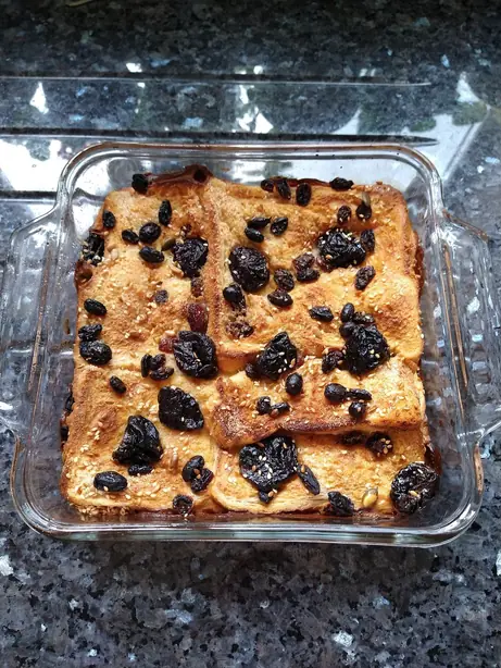 Foto von Englisches Brot-und-Butter-Pudding – fertig angerichtet