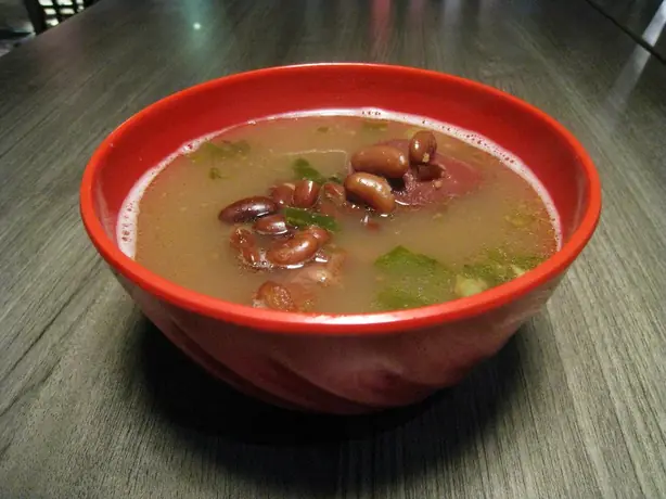 Foto von Manado-Brenebon-Suppe mit Rindfleisch – fertig angerichtet