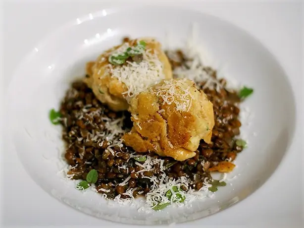 Foto von Klassische Semmelknödel selbstgemacht – fertig angerichtet