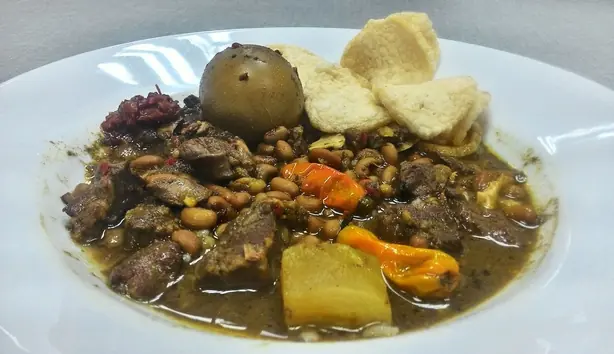 Foto von Javanisches Brongkos mit Kokosmilch – fertig angerichtet