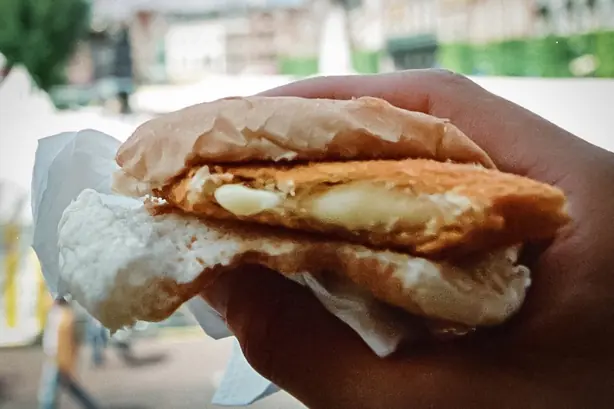 Foto von Niederländisches Kaassoufflé klassisch – fertig angerichtet