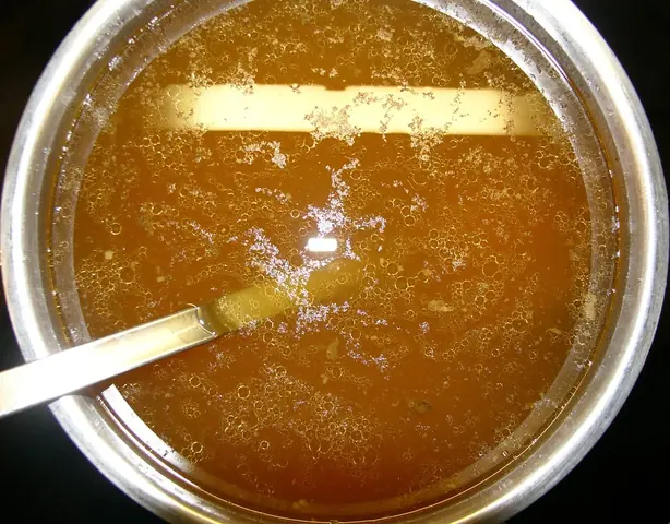 Foto von Klassischer Rinderknochenbrühe – fertig angerichtet