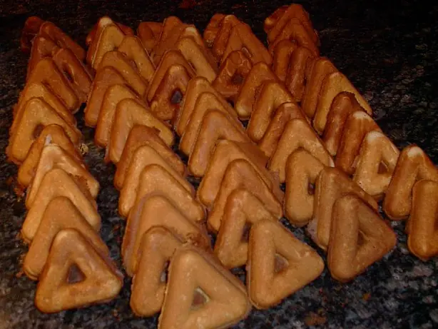 Foto von Brown Bobby – Amerikanischer Dreieck-Donut – fertig angerichtet