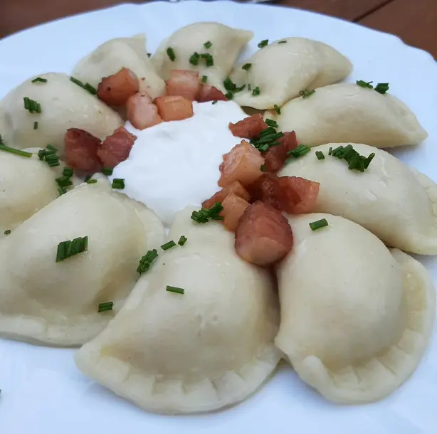 Foto von Slowakische Sauerkrautsuppe Kapustnica – fertig angerichtet