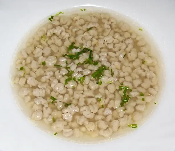Foto von Schwäbische Brätspätzlesuppe klassisch – fertig angerichtet