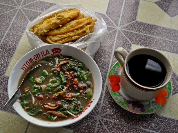 Foto von Sambasischer Bubur Pedas mit Kokos und Gemüse – fertig angerichtet