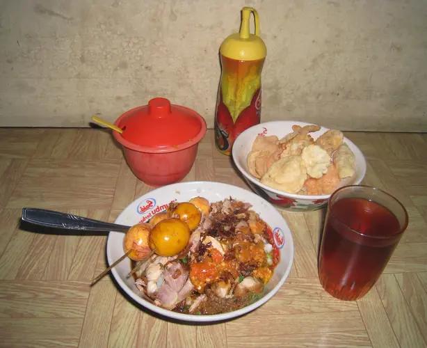 Foto von Indonesisches Hühnercongee mit Cakwe – fertig angerichtet