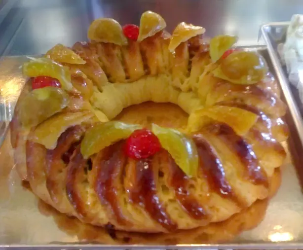 Foto von Sizilianisches Buccellato mit Feigen – fertig angerichtet