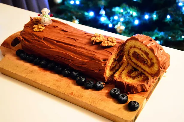 Foto von Klassische Französische Bûche de Noël – fertig angerichtet