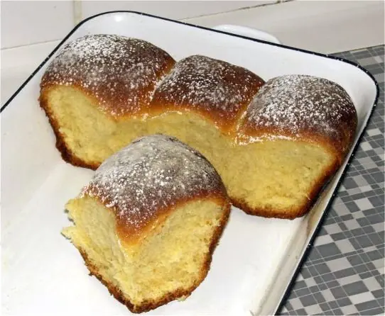 Foto von Böhmische Buchteln mit Powidl-Füllung – fertig angerichtet