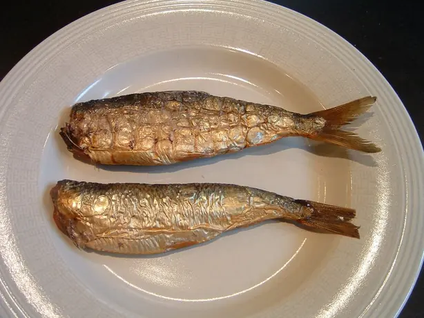 Foto von Englischer Hot-Smoked Buckling – fertig angerichtet