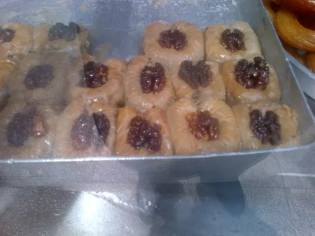 Foto von Türkische Nachtigallennester mit Pistazien – fertig angerichtet