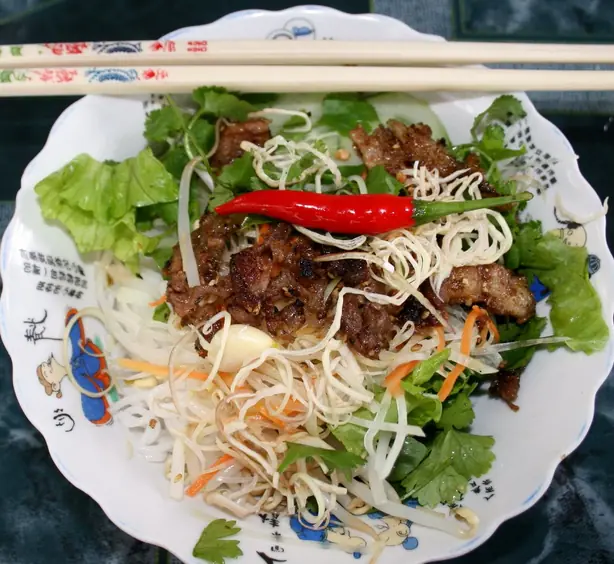 Foto von Vietnamesische Bún thịt nướng mit Grillfleisch – fertig angerichtet