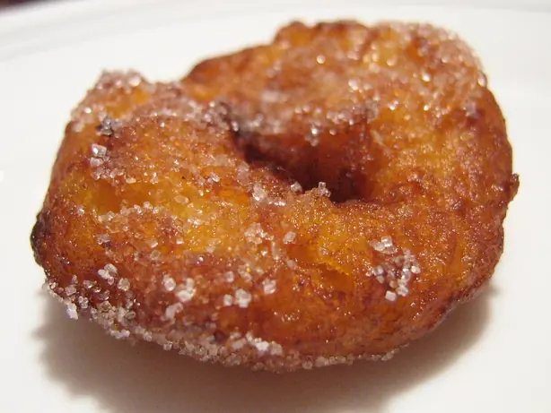 Foto von Spanische Buñuelos mit Anis und Honig – fertig angerichtet