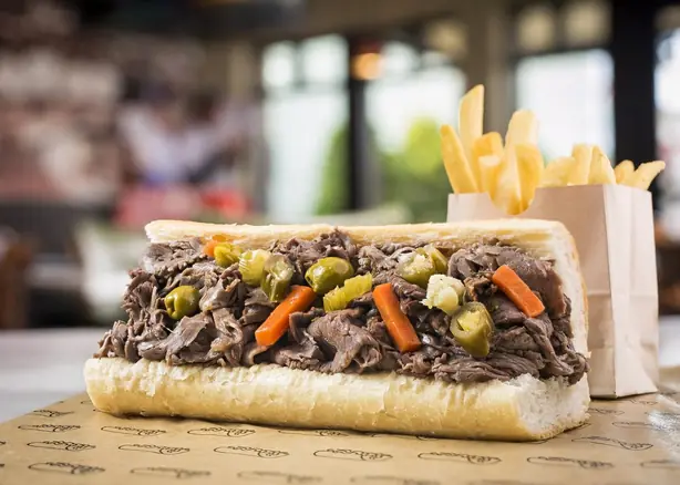 Foto von Klassisches Chicago Italian Beef – fertig angerichtet