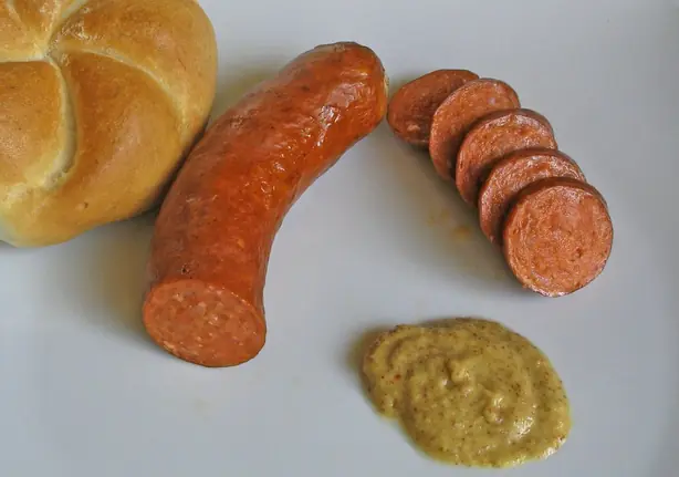 Foto von Österreichische Burenwurst klassisch – fertig angerichtet