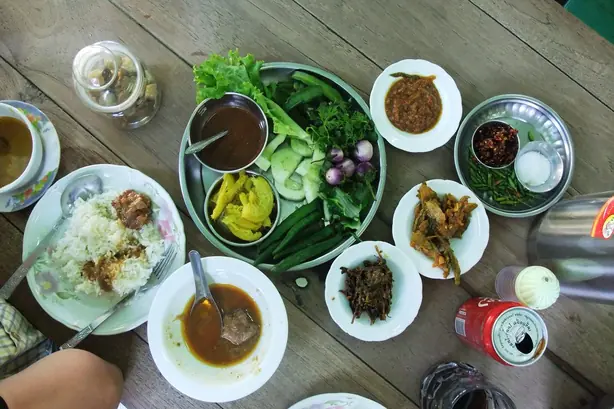 Foto von Burmesisches Hähnchen Curry – fertig angerichtet