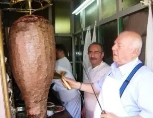 Foto von Döner Kebab nach Berliner Art – fertig angerichtet