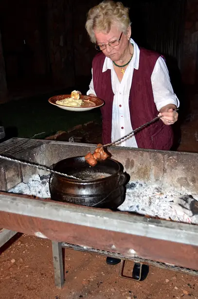 Foto von Namibisches Buschmann-Fondue im Potjie – fertig angerichtet