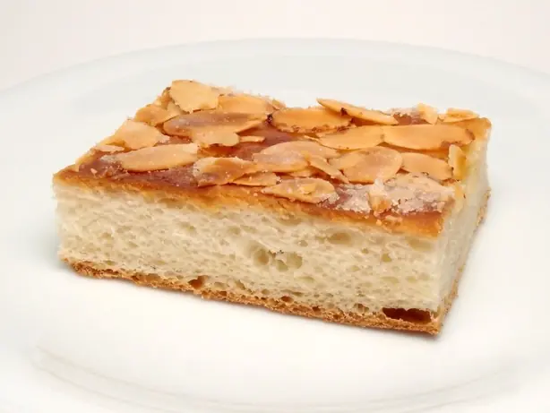 Foto von Klassischer Deutscher Butterkuchen – fertig angerichtet