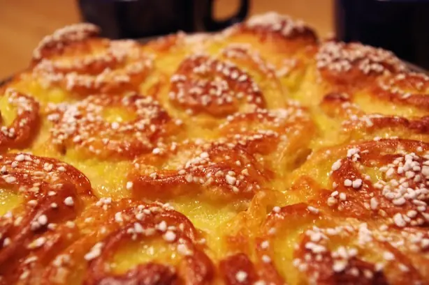 Foto von Schwedischer Butterkaka mit Vanillecreme – fertig angerichtet