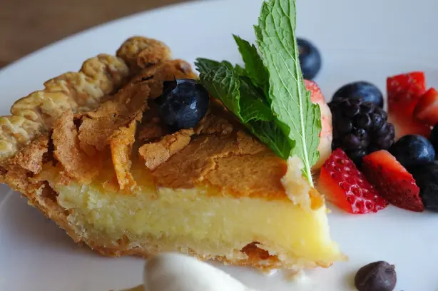 Foto von Südstaaten Buttermilk Pie – fertig angerichtet