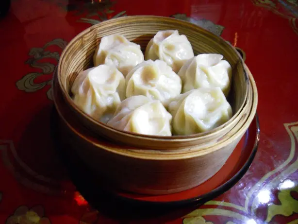 Foto von Mongolische Buuz Teigtaschen – fertig angerichtet