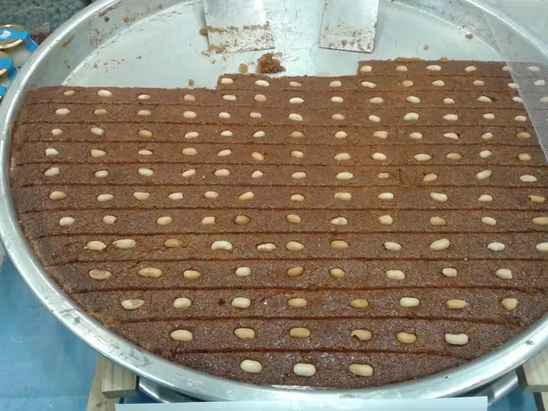 Foto von Türkischer Şambali Grießkuchen – fertig angerichtet