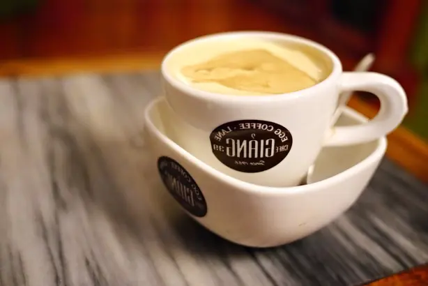 Foto von Vietnamesischer Eierkaffee Cà phê trứng – fertig angerichtet