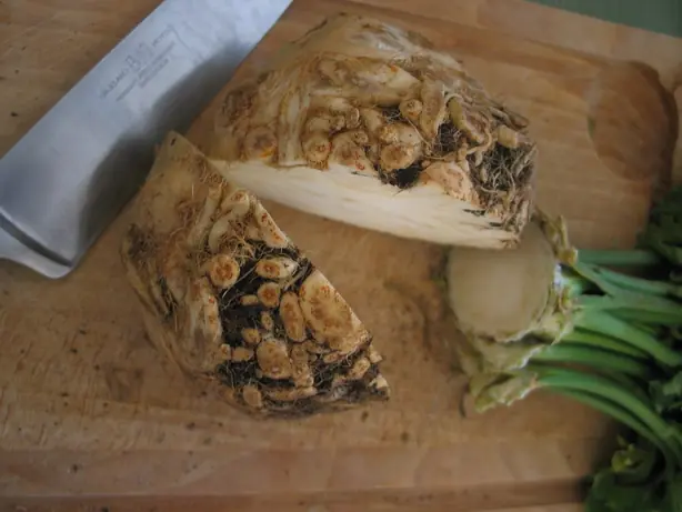 Foto von Paniertes Sellerieschnitzel klassisch – fertig angerichtet