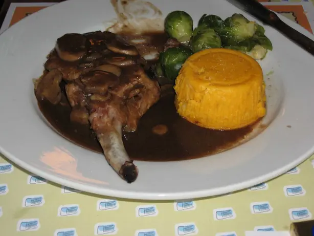 Foto von Klassische Französische Demi-Glace – fertig angerichtet