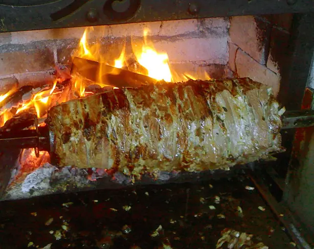 Foto von Cağ Kebabı Erzurum Klassisch – fertig angerichtet