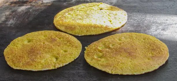 Foto von Venezolanische Cachapas mit Käse – fertig angerichtet