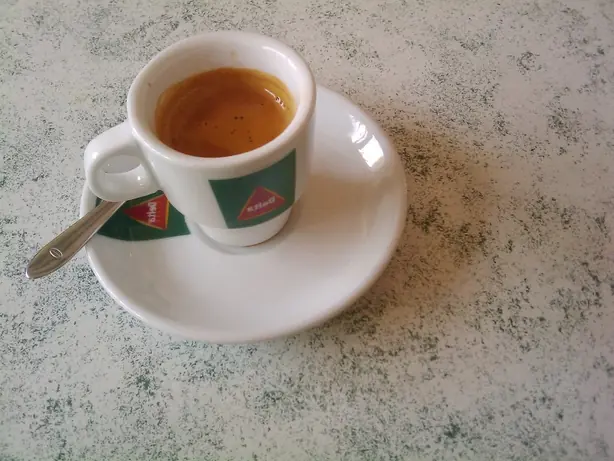 Foto von Portugiesischer Bica – Espresso mit Schwung – fertig angerichtet