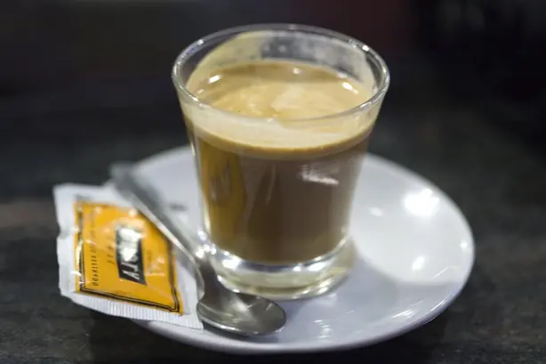 Foto von Klassischer Spanischer Cortado – fertig angerichtet