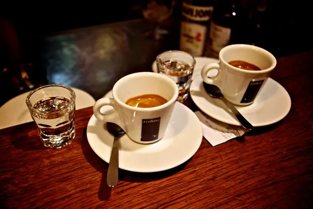 Foto von Caffè Corretto Klassisch – fertig angerichtet