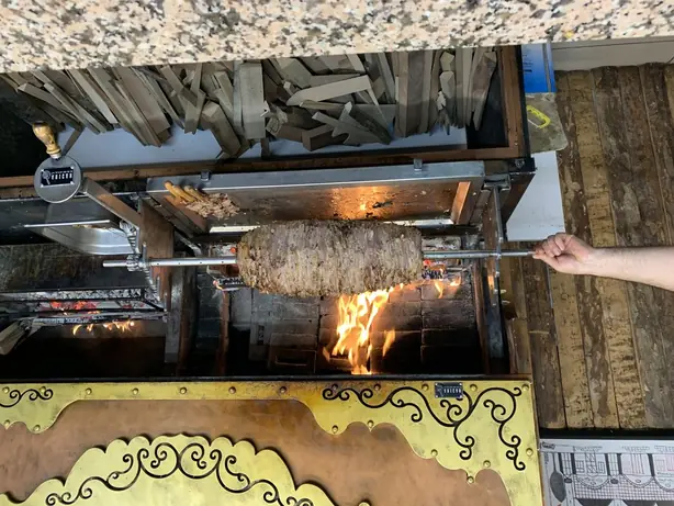 Foto von Erzurum Cağ Kebabı Original – fertig angerichtet