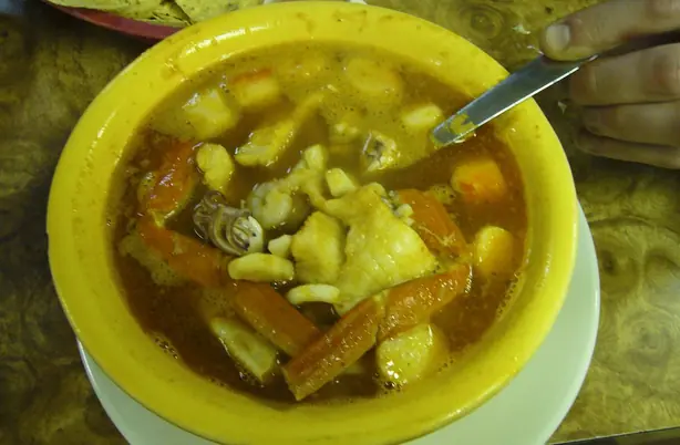 Foto von Mexikanische Suppe Caldo de Siete Mares – fertig angerichtet