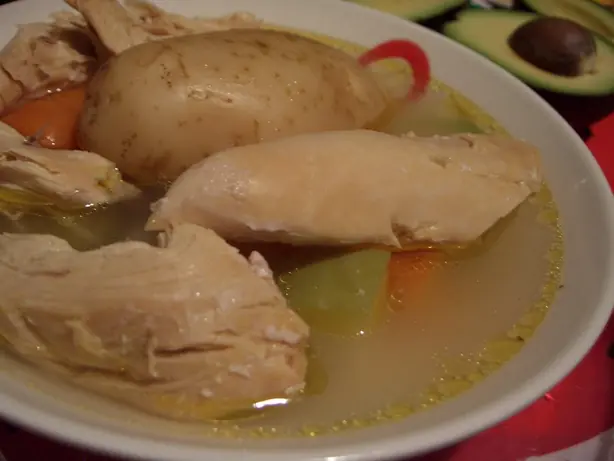 Foto von Mexikanische Hühnersuppe Caldo de pollo – fertig angerichtet