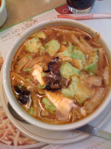 Foto von Caldo tlalpeño klassisch – fertig angerichtet