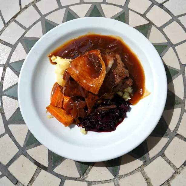 Foto von Klassische Kalbsleber mit Speck – fertig angerichtet