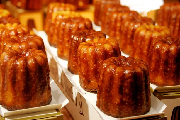 Foto von Französische Canelés Bordelais – fertig angerichtet