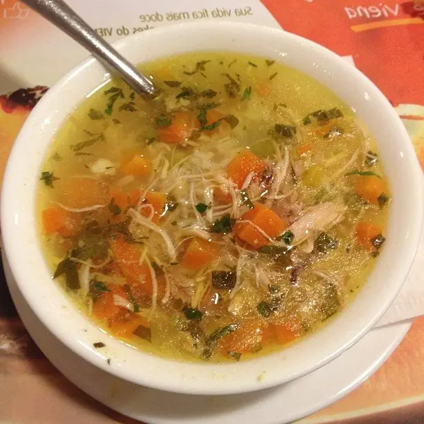 Foto von Portugiesische Hühnersuppe Canja – fertig angerichtet