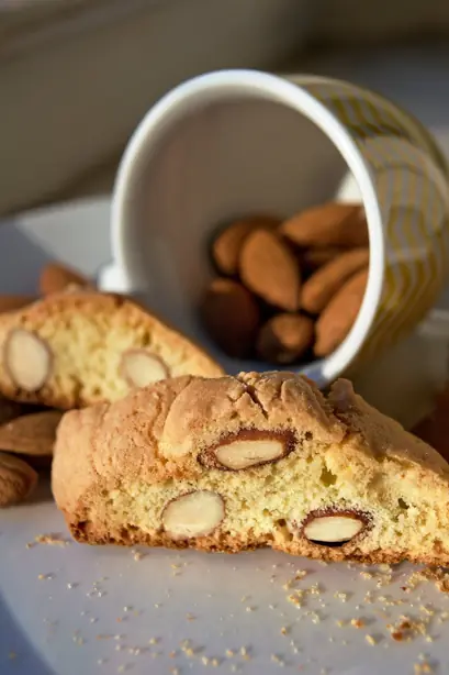 Foto von Toskanische Biscottini mit Nüssen & Datteln – fertig angerichtet