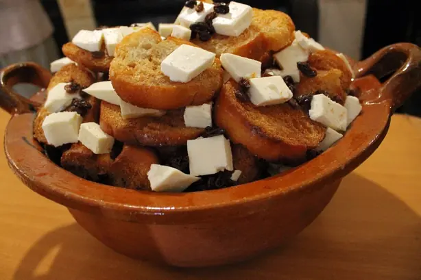 Foto von Mexikanischer Brotauflauf Capirotada – fertig angerichtet