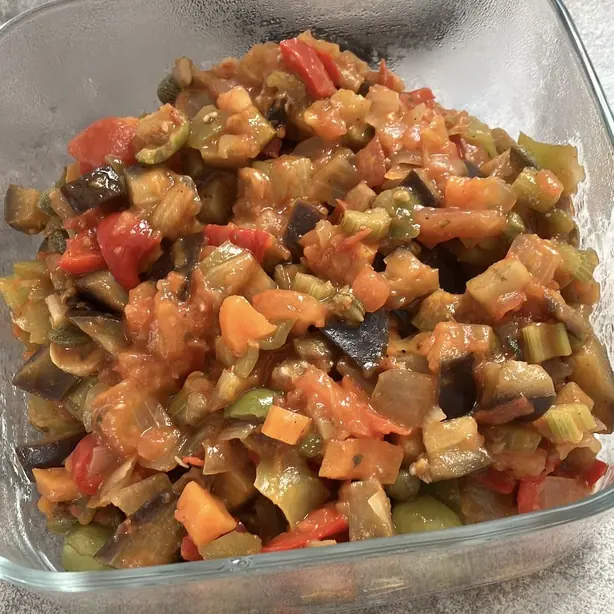 Foto von Sizilianische Caponata klassisch (2) – fertig angerichtet