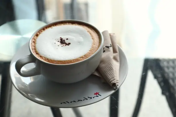 Foto von Italienischer Cappuccino Klassisch – fertig angerichtet