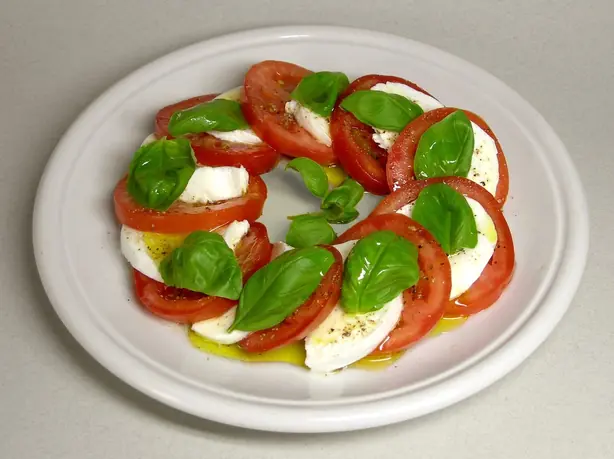 Foto von Klassischer Insalata Caprese – fertig angerichtet