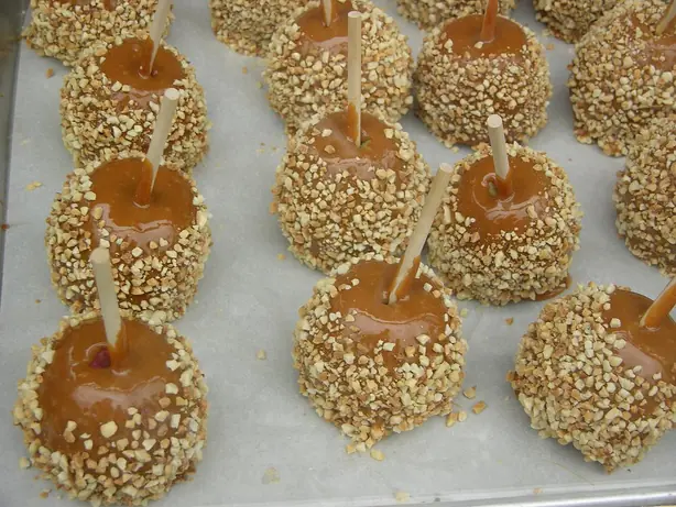 Foto von Klassische Karamell-Äpfel (Caramel Apples) – fertig angerichtet